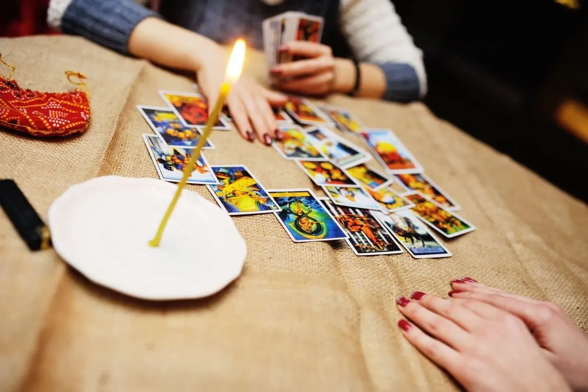 Tirage de cartes à la bougie